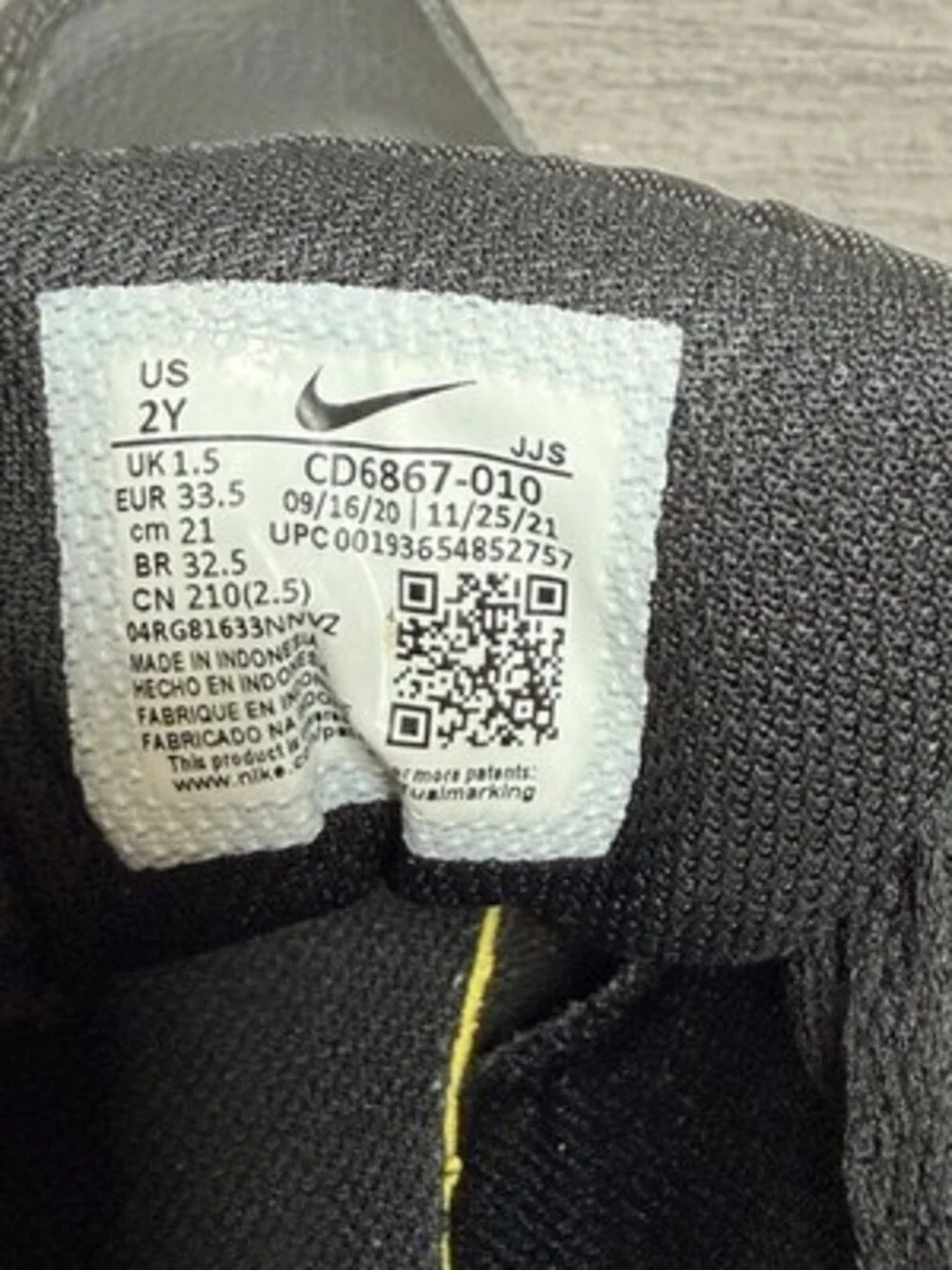 Nike Youth AirMax 90 Size 2Y Black and White No Box